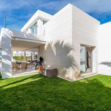 Villa Modern And Luxurious Family Close To The *