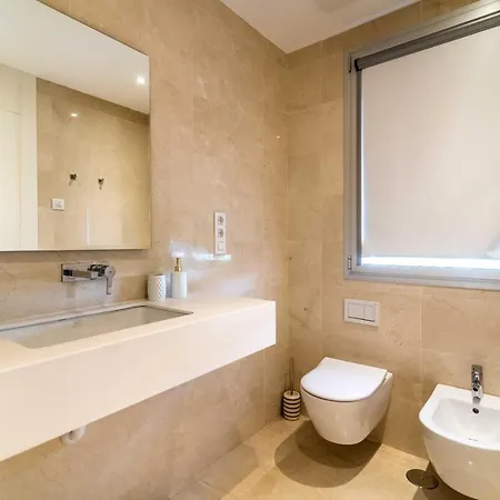 Modern And Luxurious Family Close To The Villa *